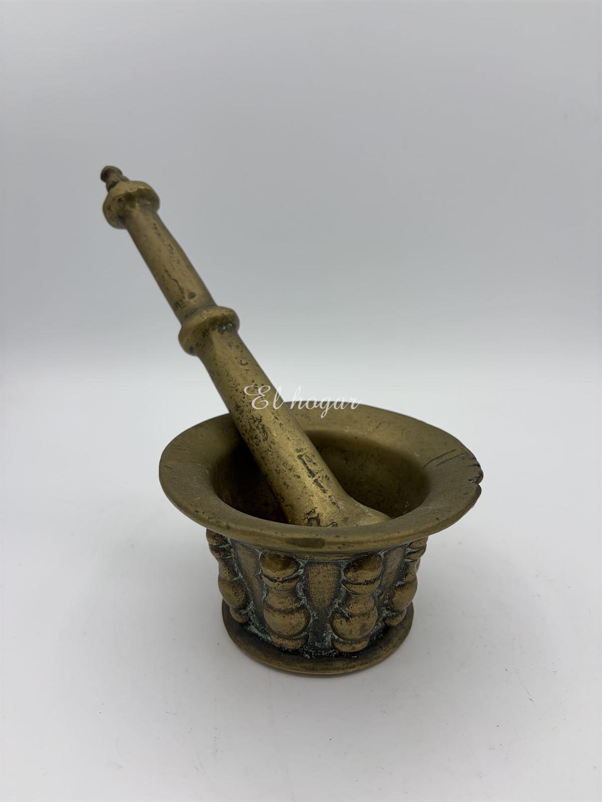 Almirez de bronce con nueve costillas y mano - Imagen 1