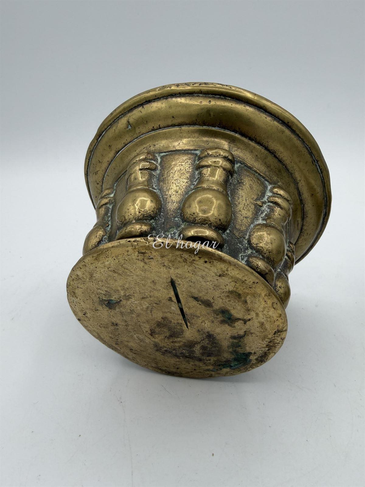 Almirez de bronce con nueve costillas y mano - Imagen 2