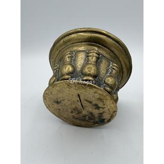 Almirez de bronce con nueve costillas y mano - Imagen 2