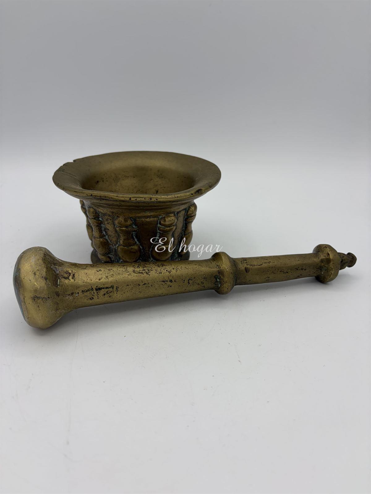 Almirez de bronce con nueve costillas y mano - Imagen 3