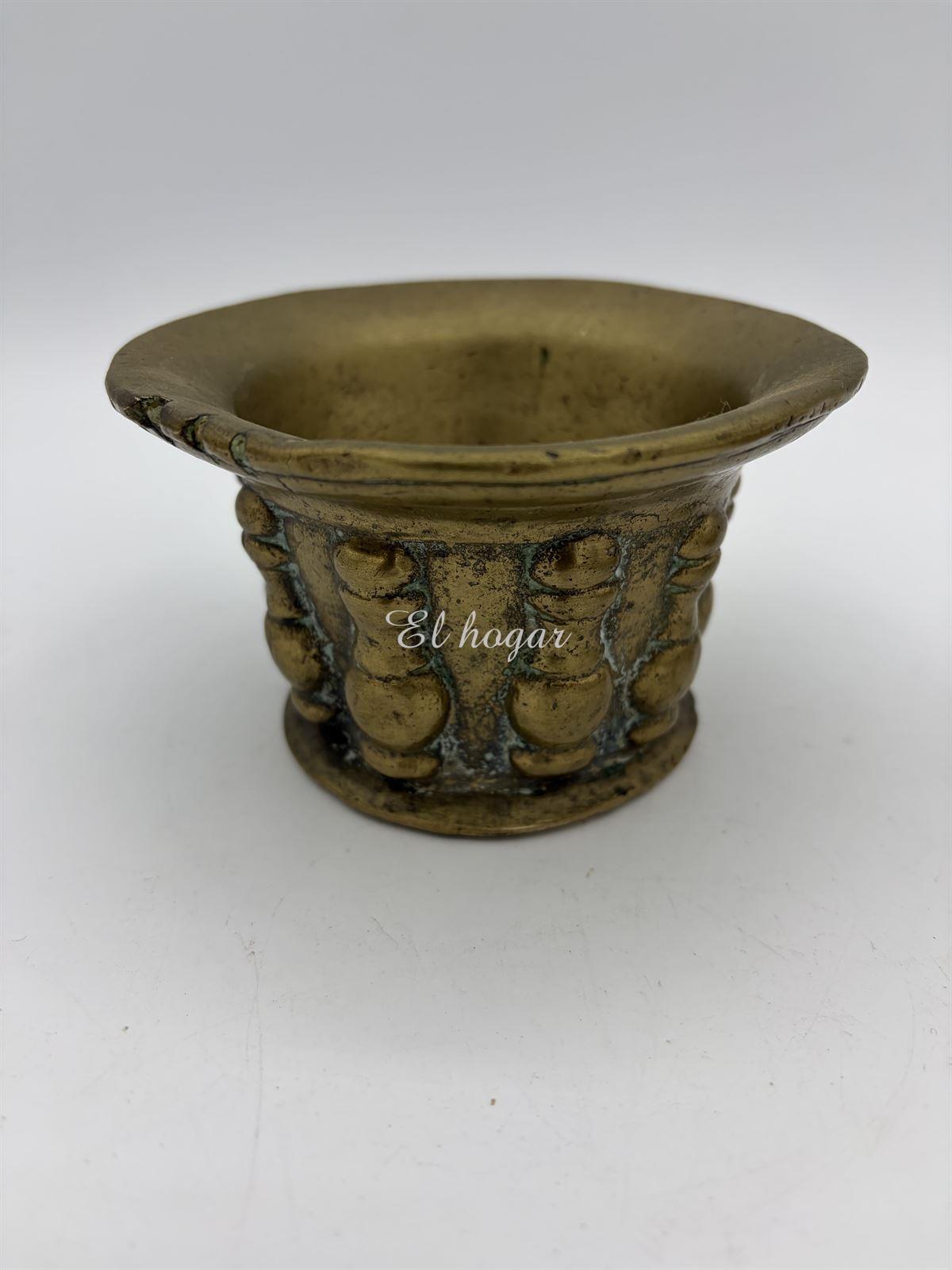 Almirez de bronce con nueve costillas y mano - Imagen 4