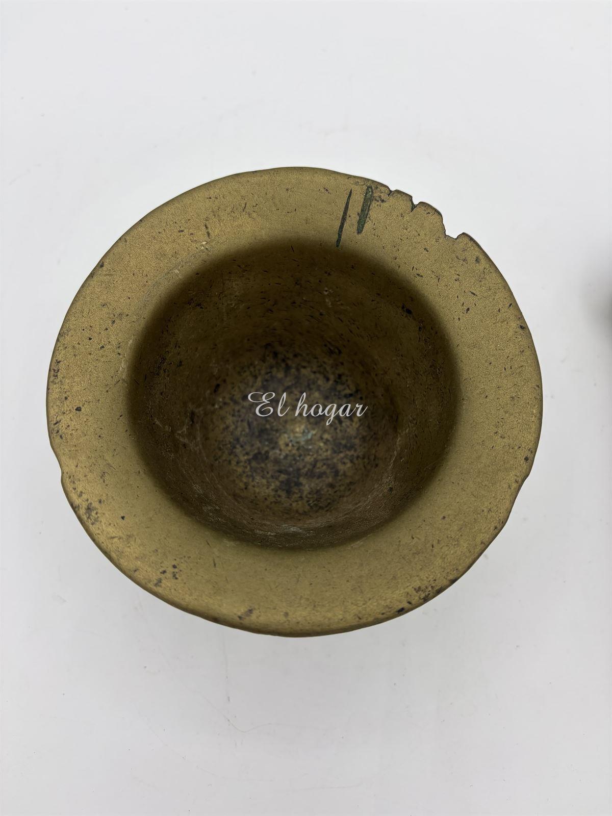 Almirez de bronce con nueve costillas y mano - Imagen 5