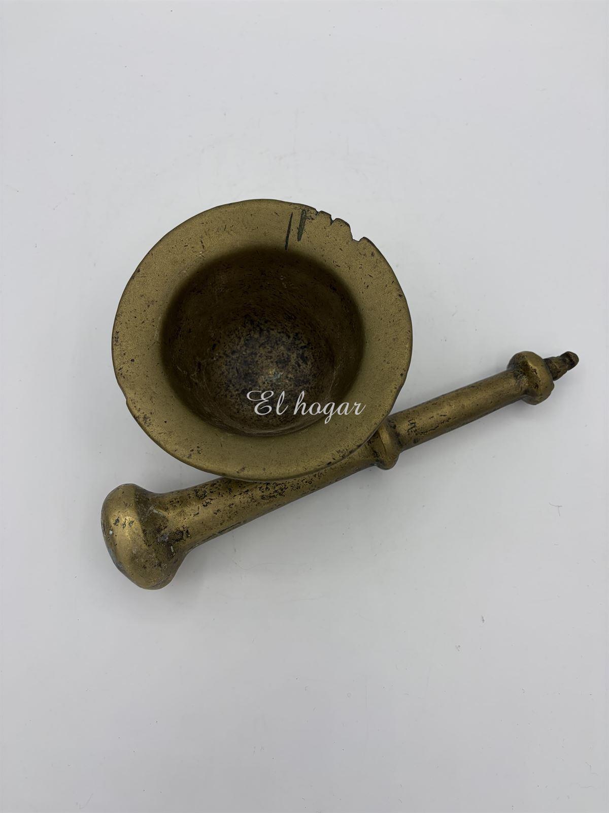 Almirez de bronce con nueve costillas y mano - Imagen 6