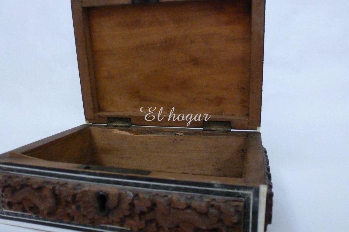Caja de madera con relieves y taracea - Imagen 11
