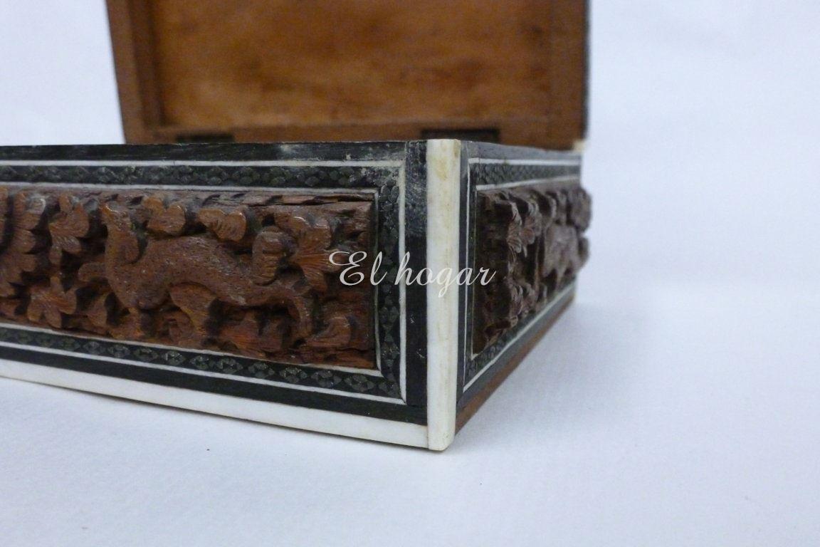 Caja de madera con relieves y taracea - Imagen 12