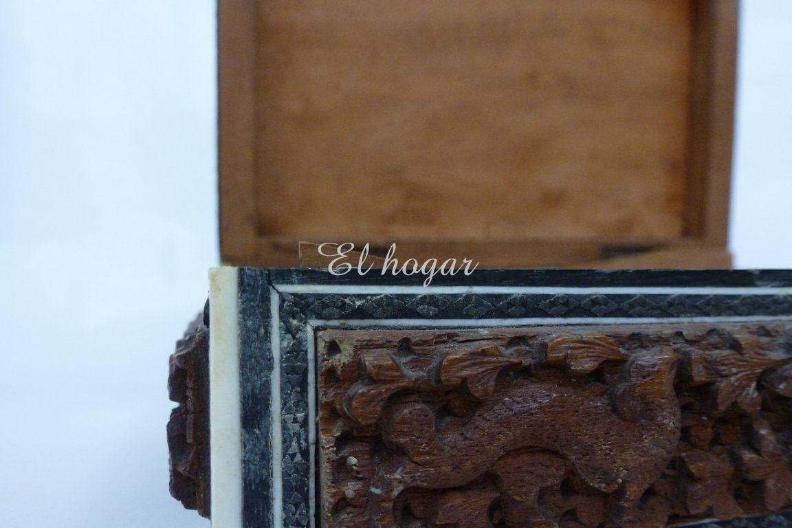 Caja de madera con relieves y taracea - Imagen 5