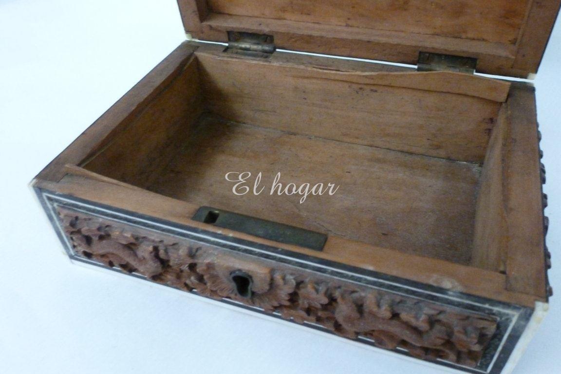 Caja de madera con relieves y taracea - Imagen 6