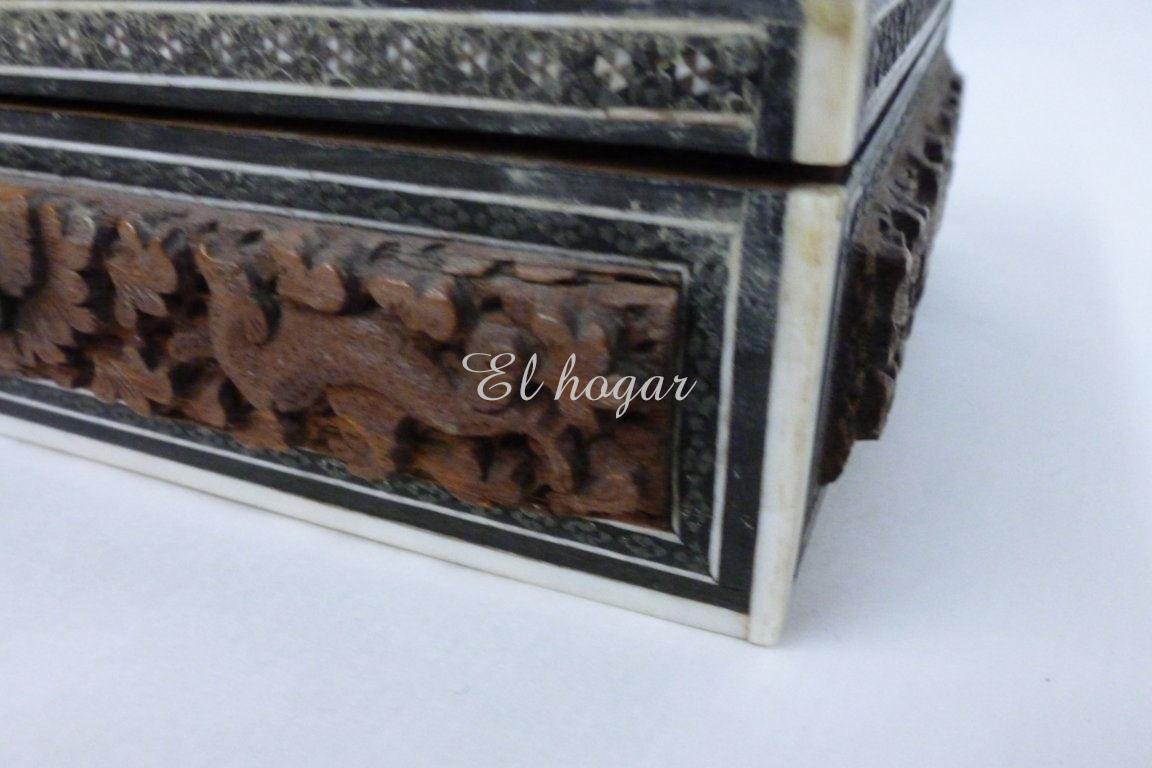 Caja de madera con relieves y taracea - Imagen 7