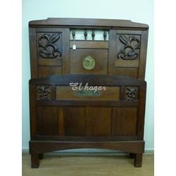 Cama de madera de castaño con aplaques de bronce - Imagen 1