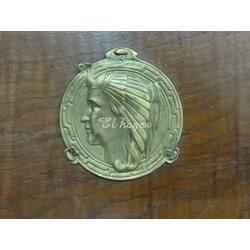 Cama de madera de castaño con aplaques de bronce - Imagen 2