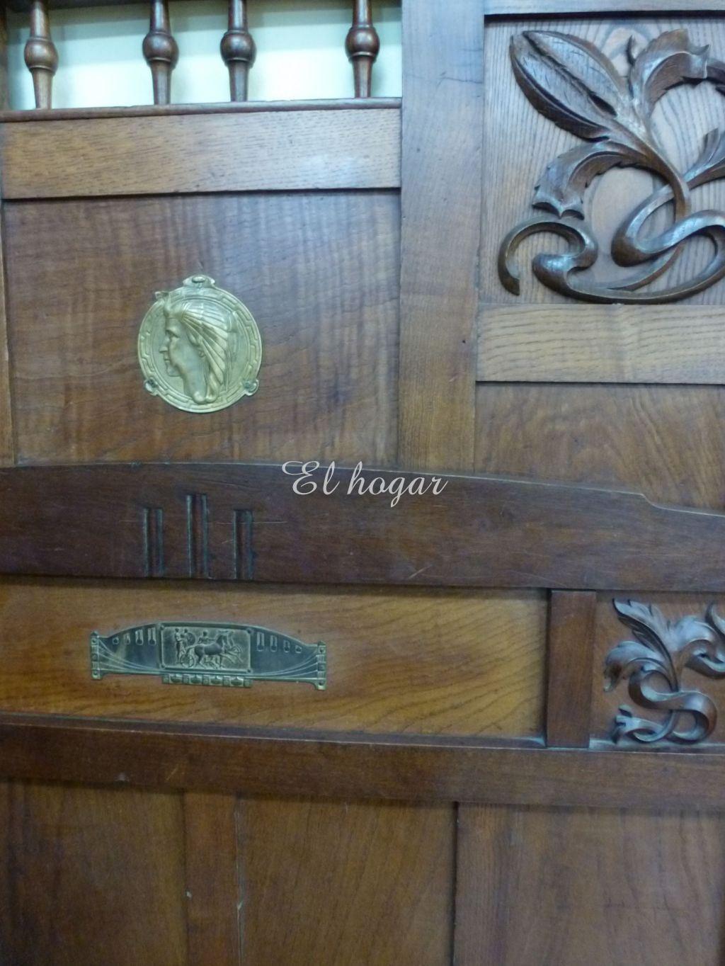 Cama de madera de castaño con aplaques de bronce - Imagen 5
