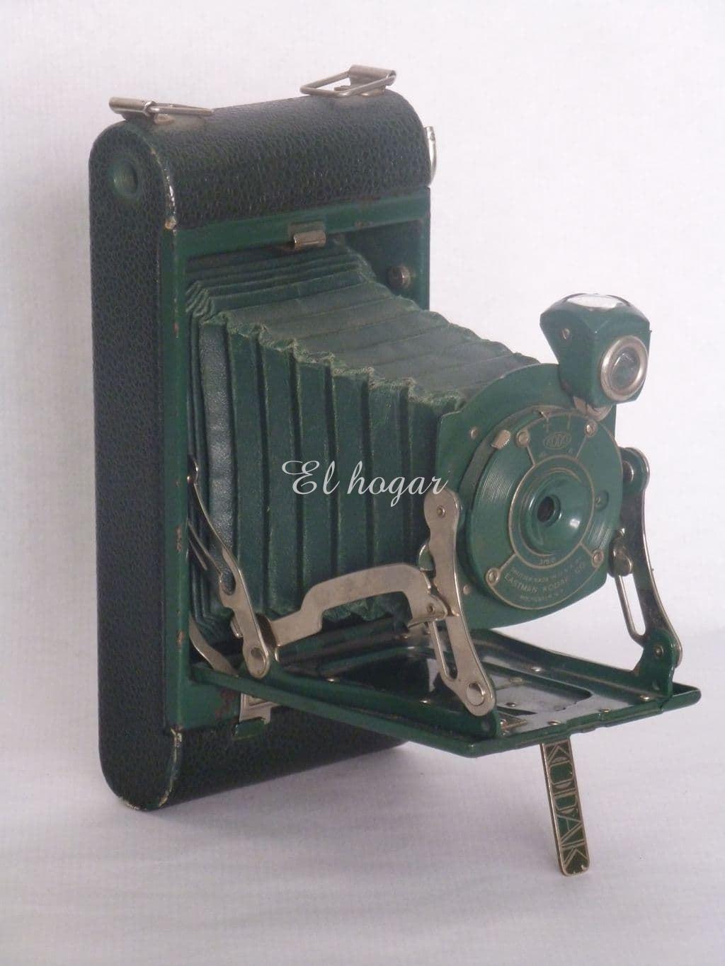 Camara fotográfica Pockey Kodak Junior, de color verde (1929-1932) - Imagen 1