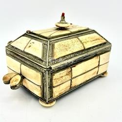 Cofre de latón, hueso e incrustaciones de coral, artesanía marroquí. - Imagen 2