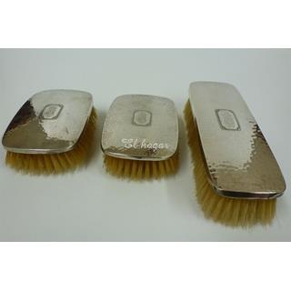 Juego de tres cepillos de plata para la ropa, estilo Art Decó - Imagen 2