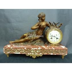 Reloj de sobremesa con guarnición, francés. - Imagen 1