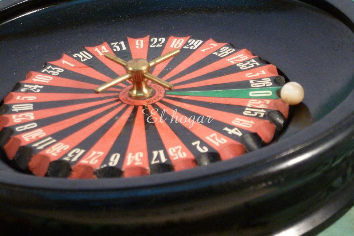 Ruleta de juguete en madera, con tapete de cartón y las reglas del juego - Imagen 1