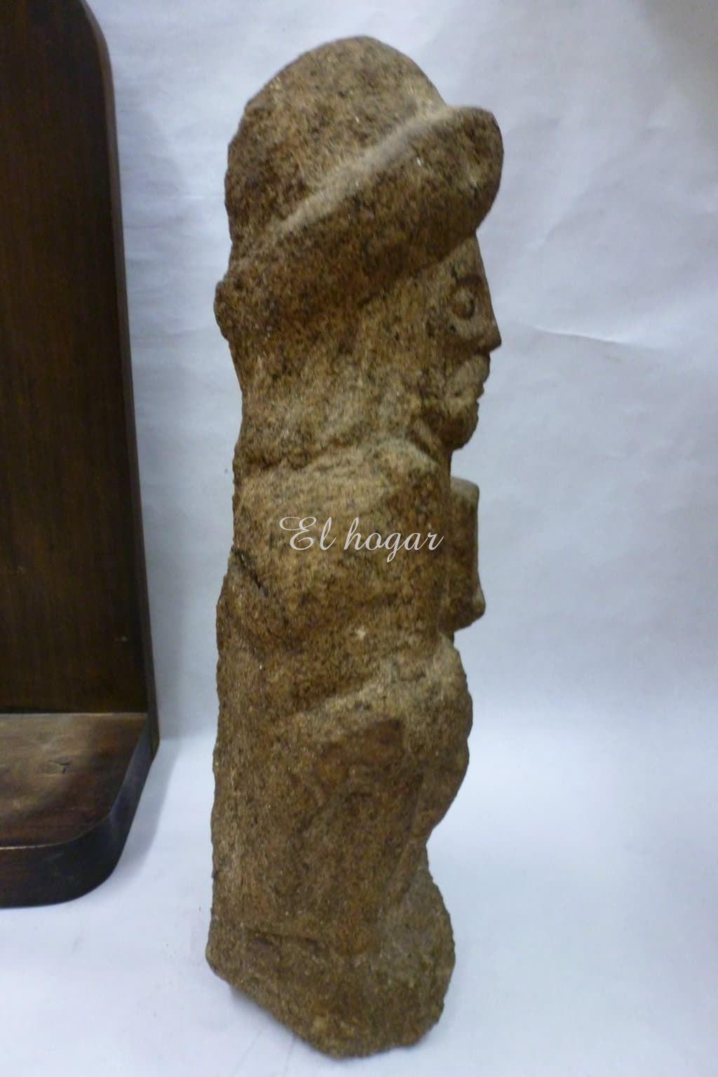 Talla de granito Santiago peregrino con soporte de madera - Imagen 4